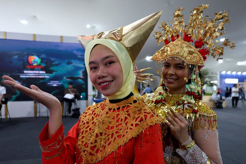 Dua perempuan berpakaian adat di Paviliun Indonesia dalam COP30 di Brasil. (Aline Massuca/COP30)