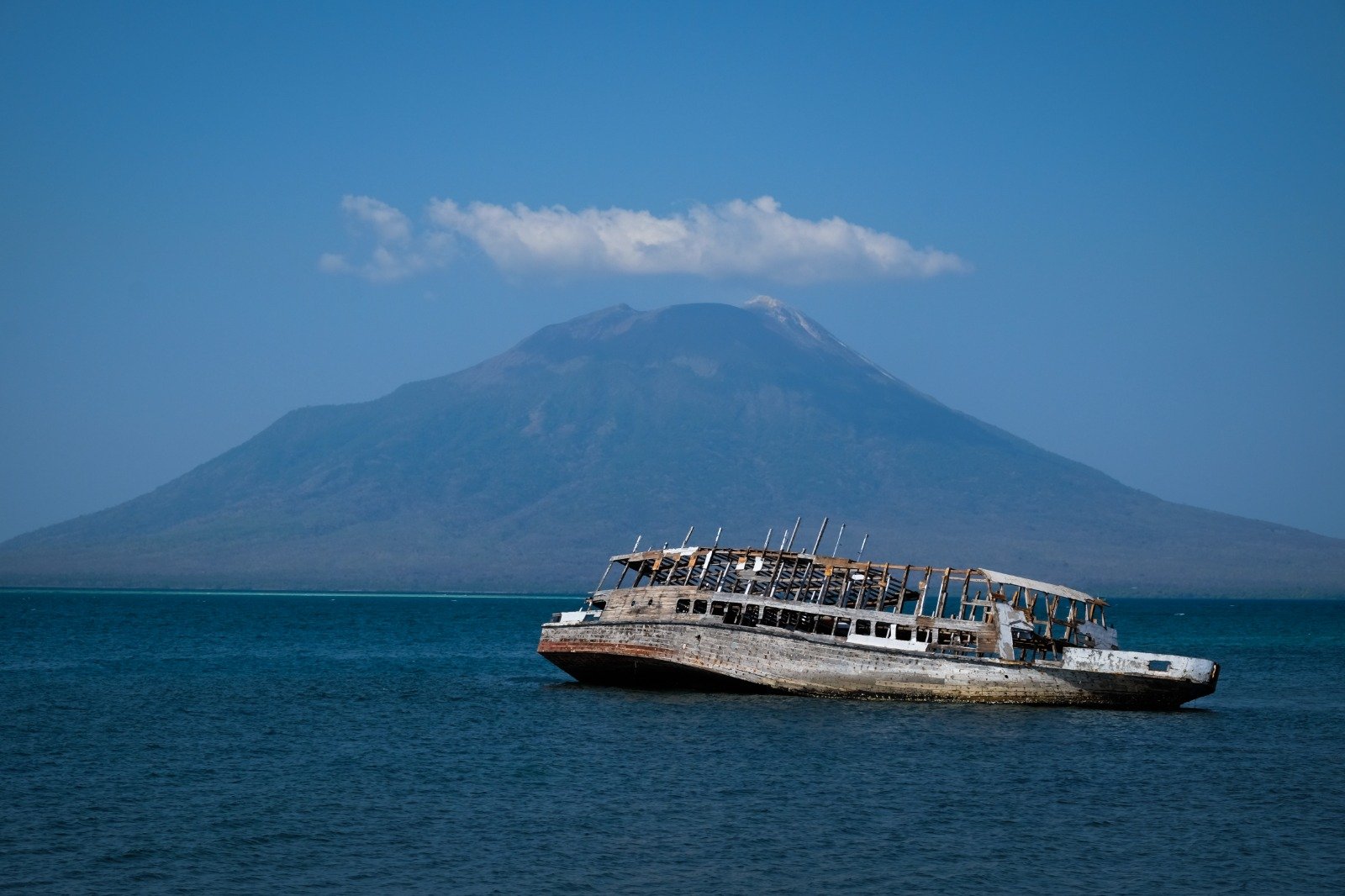 Kapal yang terbakar saat siklon Seroja pada April 2021 di perairan sekitar Pulau Lembata, NTT yang terhubung dengan Laut Sawu. (Dokumentasi Ika)