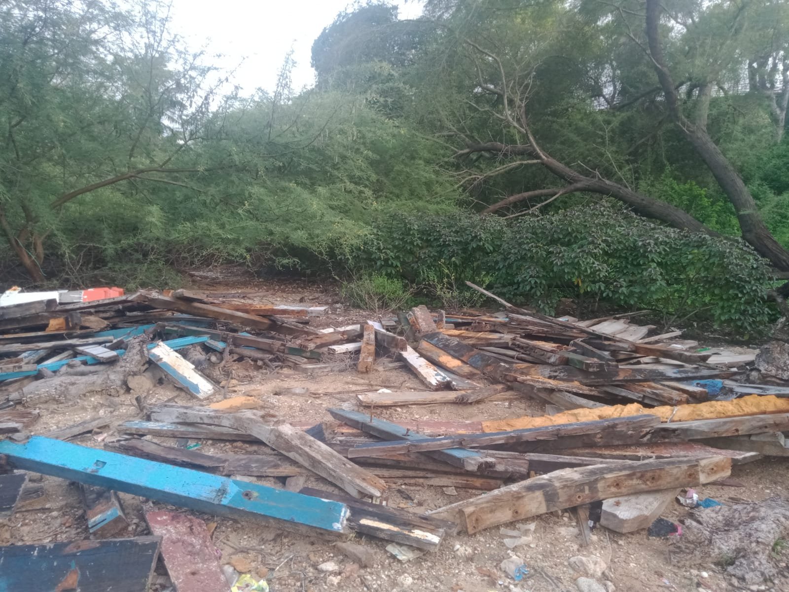 Puing- puing kapal yang terkena sapuan Siklon Seroja pada April 2021 di Kupang, NTT. (Dokumentasi Yayasan Pikul)