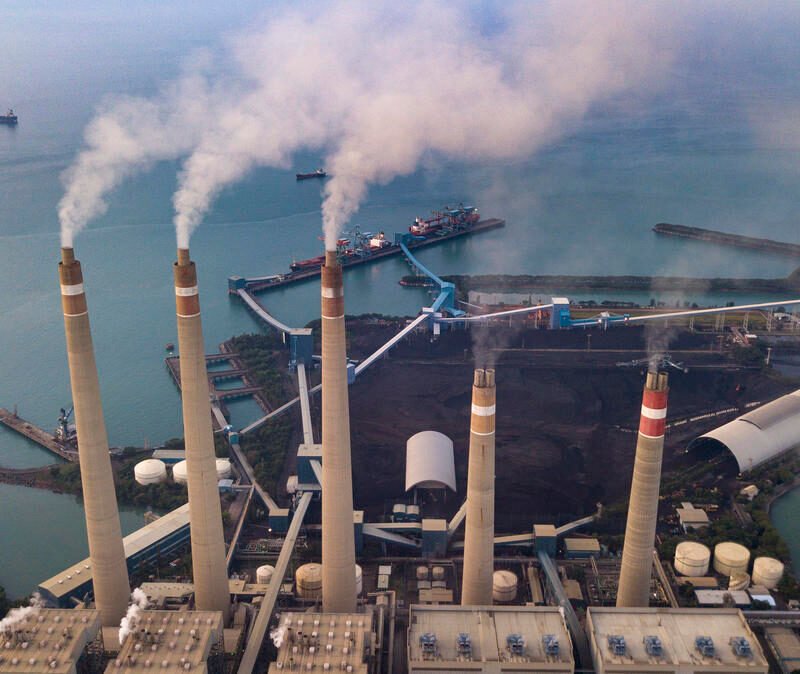 Pembangkit Listrik Tenaga Uap (PLTU) Suralaya, Banten, yang masih menjadi andalan pemasok listrik di Jawa. (Dokumentasi Greenpeace Indonesia)