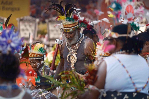 Masyarakat adat dari region Papua menari dalam harmoni budaya pada Kongres Masyarakat Adat Nusantara ke VI, di Jayapura, Papua. (Sumber foto: AMAN)