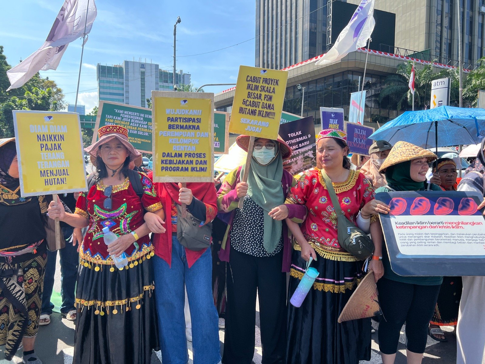 Para perempuan penyandang disabilitas dalam aksi damai di Jakarta pada 27 Agustus 2025. Aksi damai bertajuk "Pawai Rakyat" itu diinisiasi Aliansi Rakyat untuk Keadilan Iklim atau ARUKI. (Dokumentasi Edy Can)