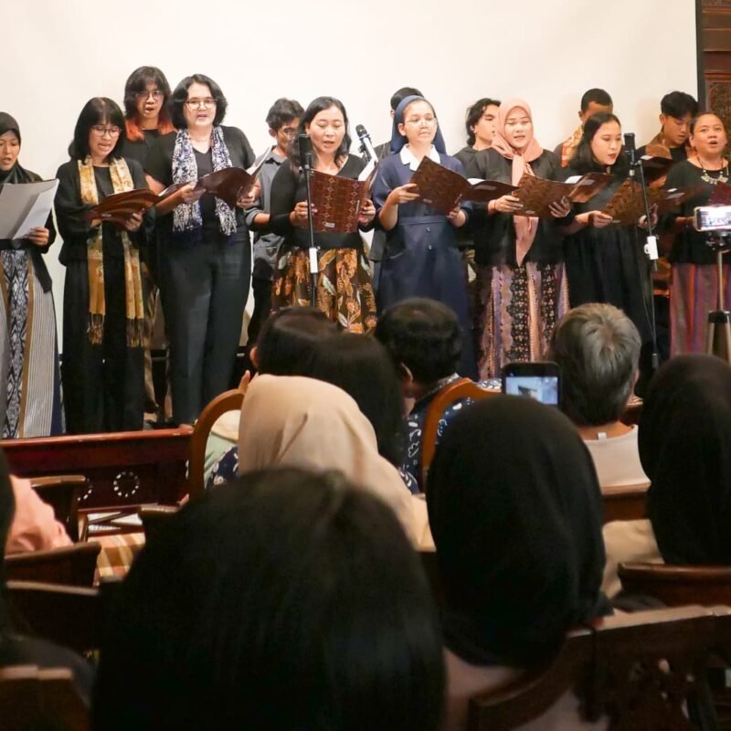 Paduan Suara Gitaku dalam acara refleksi “Hutan Kita, Ibu Kita: Refleksi Akhir Tahun 2025” memperingati Hari Ibu, 22 Desember 2025 (Dokumentasi JustCOP)