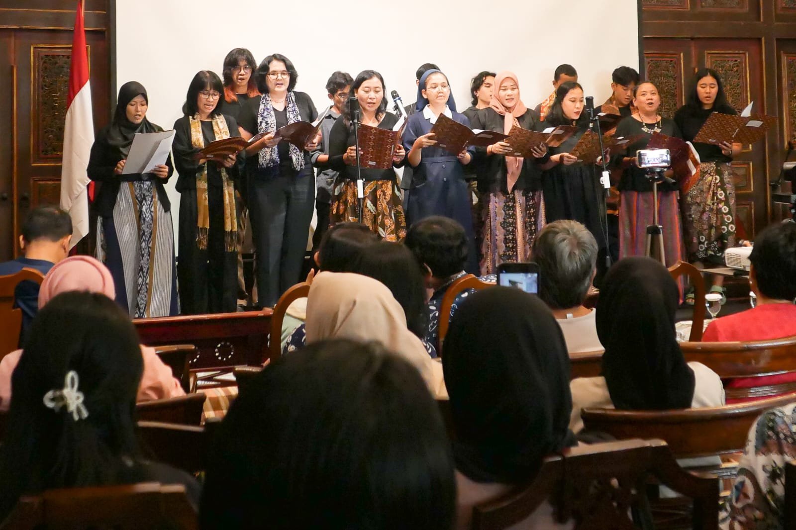 Paduan Suara Gitaku dalam acara refleksi “Hutan Kita, Ibu Kita: Refleksi Akhir Tahun 2025” memperingati Hari Ibu, 22 Desember 2025 (Dokumentasi JustCOP)