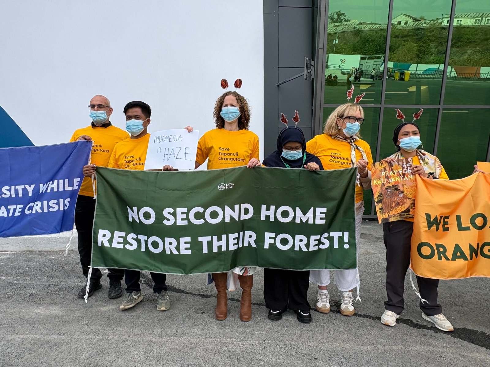 Masyarakat sipil menyerukan pentingnya perlindungan orangutan Tapanuli dan ekosistem Batang Toru di depan gedung perundingan COP17 CBD di Yerevan, Armenia pada 21 Oktober 2026. (Dokumentasi JustCOP)