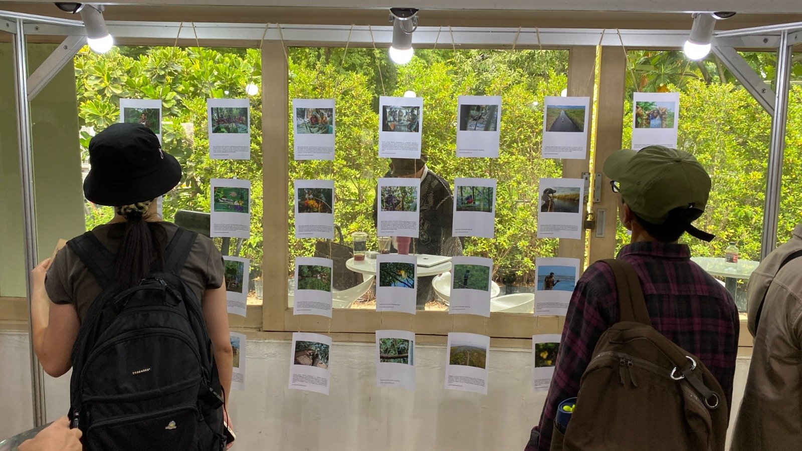 Pengunjung meliat-lihat pameran foto dan produk di Paviliun Ekonomi Berbasis Alam pada 5-7 Oktober 2026. Paviliun ini diinisiasi Koalisi Ekonomi Membumi sebagai bentuk partisipasi dalam Bangkok Climate Action Week 2006.